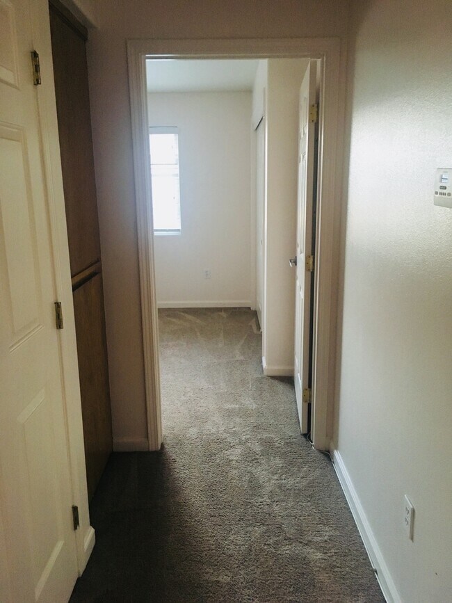 Building Photo - Spacious Apartment!!!