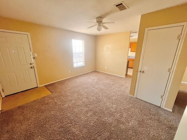 Building Photo - 1703 Benttree Dr Unit C