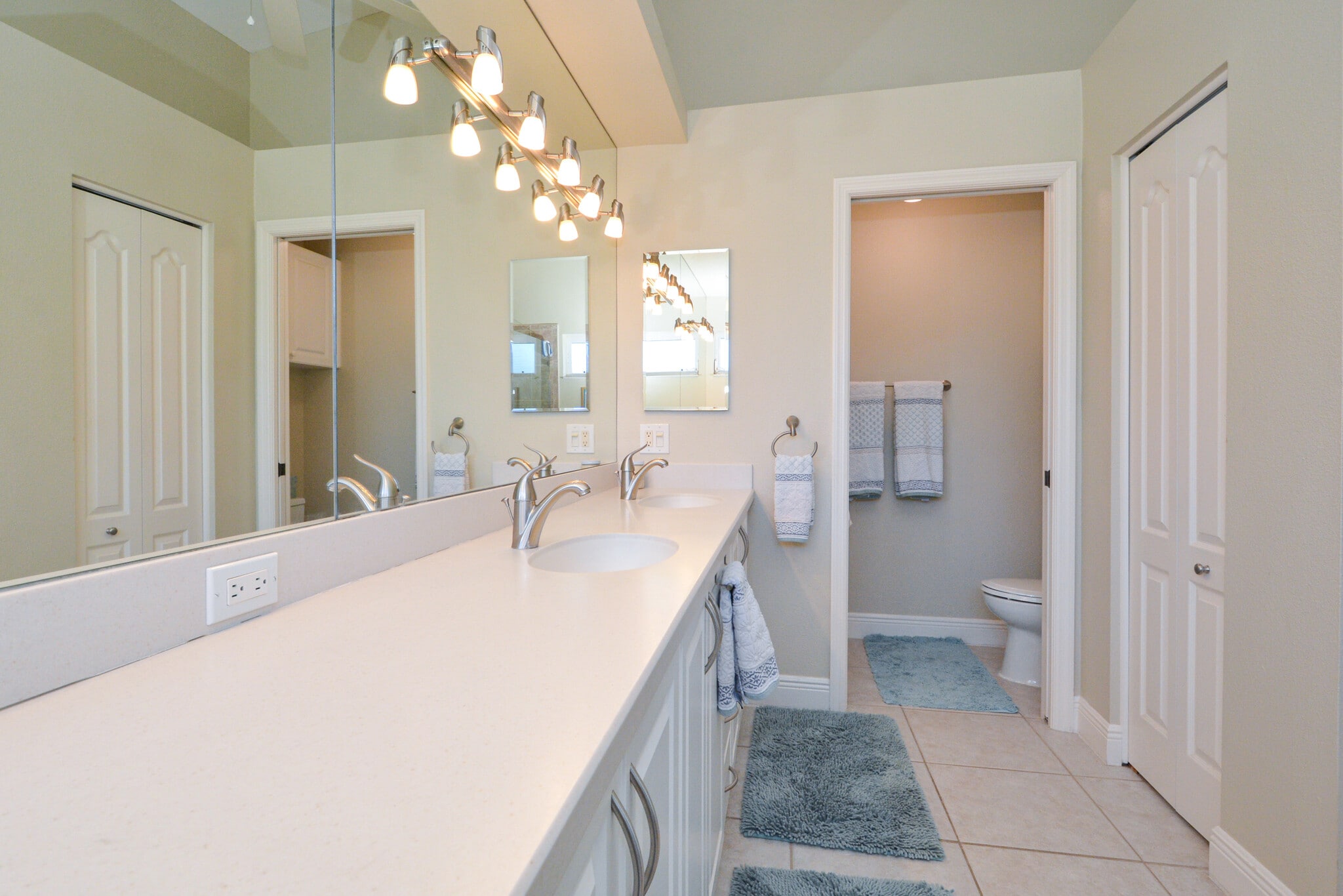 Building Photo - 9470 High Gate Dr