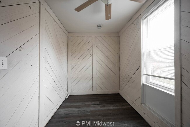 Building Photo - "Charming Compact Living in Heart of Lebanon – Ideal for Minimalists!"