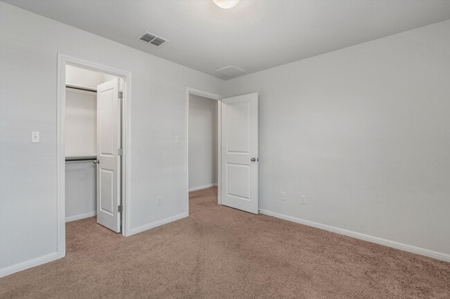 Building Photo - 466 Spinnaker Loop