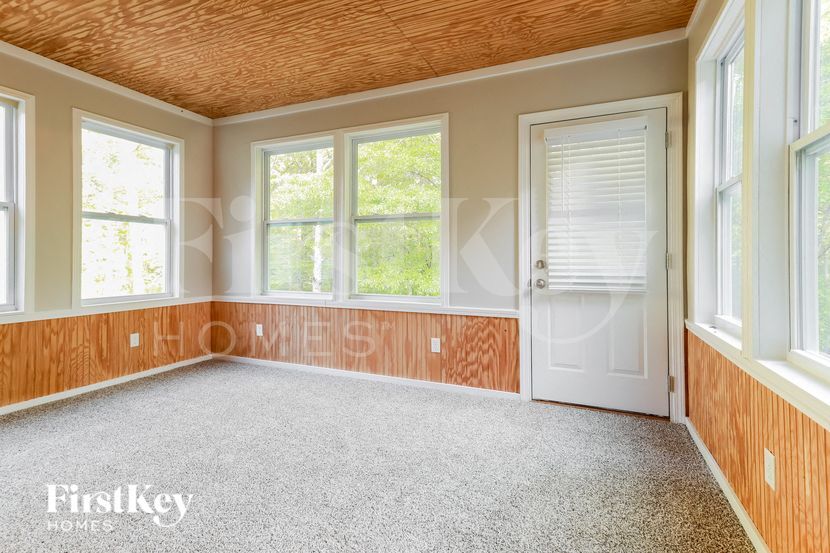 Building Photo - 940 Willow Hollow Dr