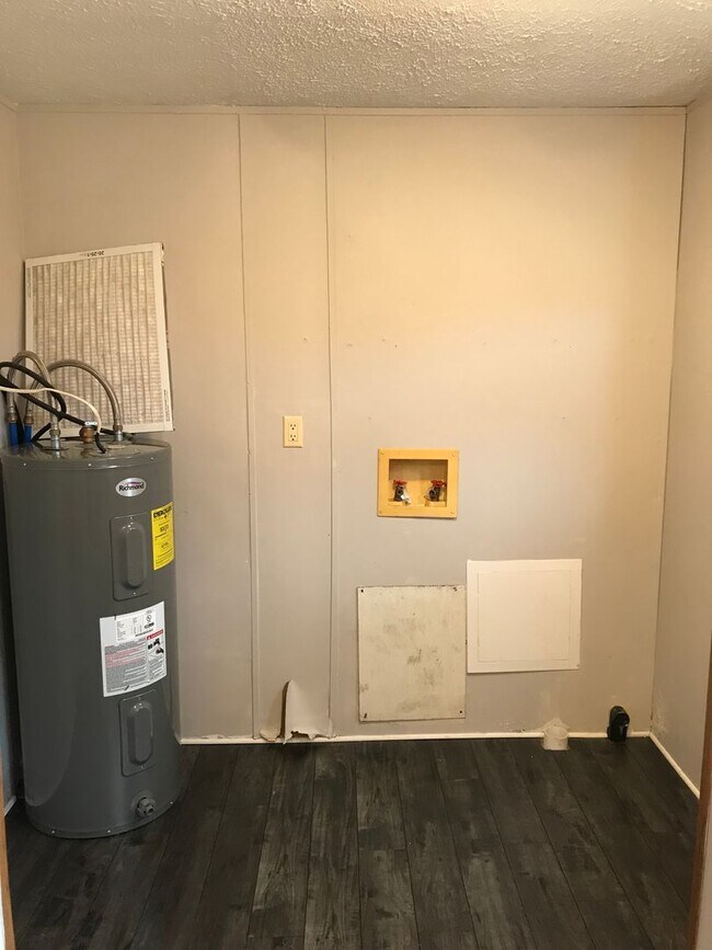 Building Photo - 3 Bedroom 2 Bath Home on 2 Acres For Rent!