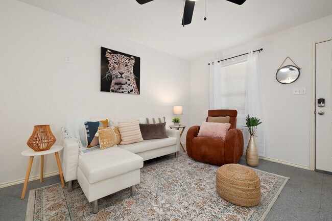 Building Photo - Del Oro Apartments