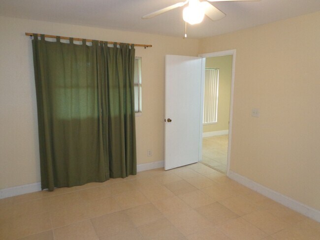 Building Photo - Charming condo 2 Bedrooms and 1 Bathroom In Sunrise, FL
