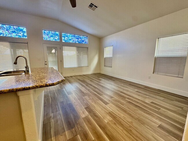 Building Photo - Gorgeous single story home!!