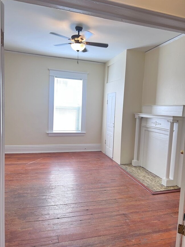 Building Photo - Spacious 3 Bed/2 Bath Home Minutes from Do...