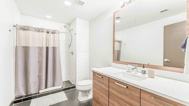 Building Photo - 555 Evergreen St