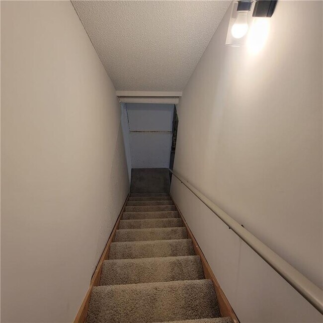 Building Photo - 3045 Binghampton Ln