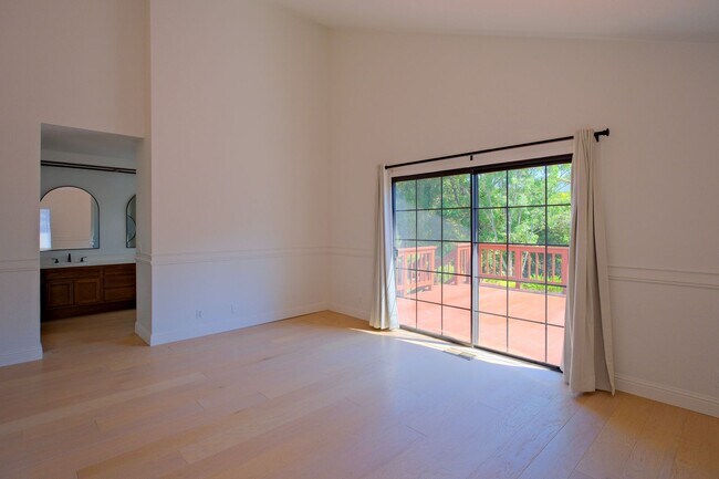 Building Photo - Gorgeous 3 Bedroom with office or separate...