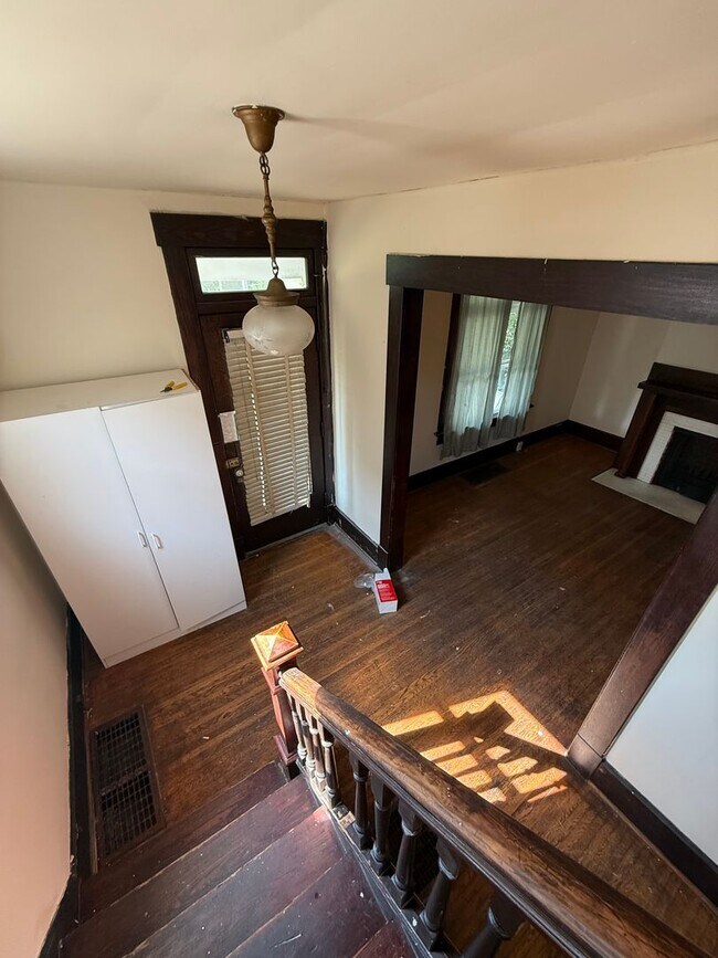 Building Photo - 3 bedroom 1 bath single family home with yard.