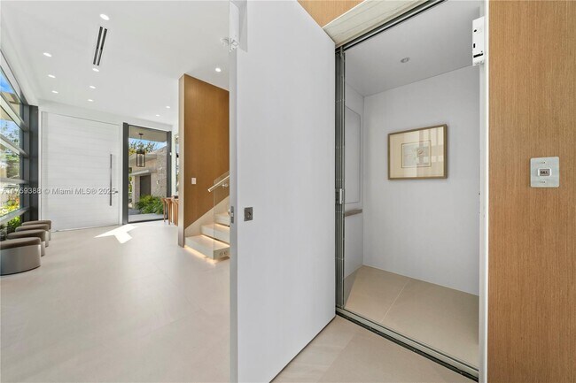 Building Photo - 315 N Shore Dr
