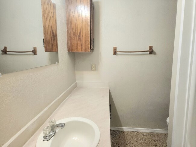 Building Photo - 417 1/2 S Avenue A