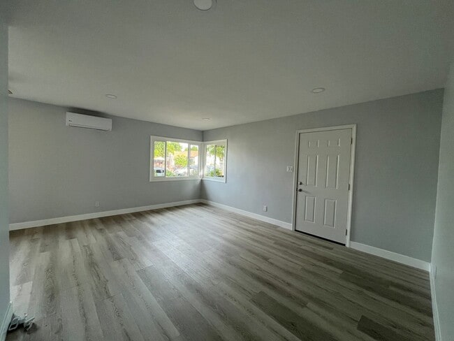Building Photo - Remodeled & MOVE IN READY 2+1 duplex in Panorama City FOR LEASE!