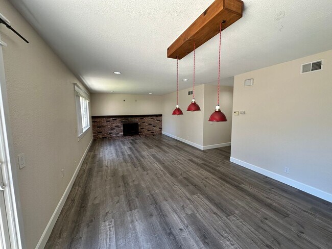 Building Photo - Costa Mesa Upgraded 4 bed 2 bath House in Prime location