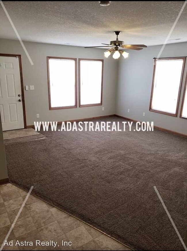 Building Photo - Spacious and Affordable Duplex in Peculiar-Available in JUNE!!