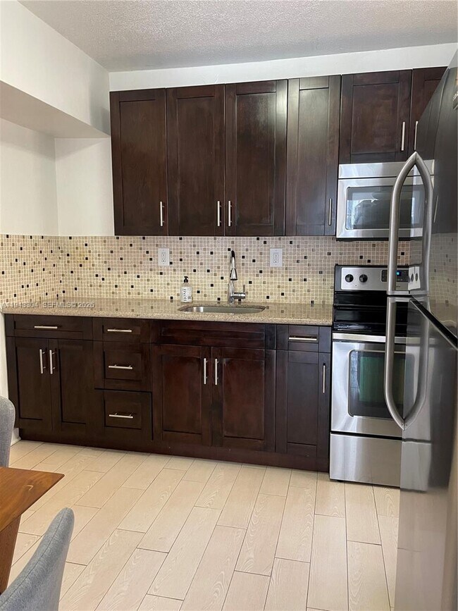 Building Photo - 219 SW 9th Ave