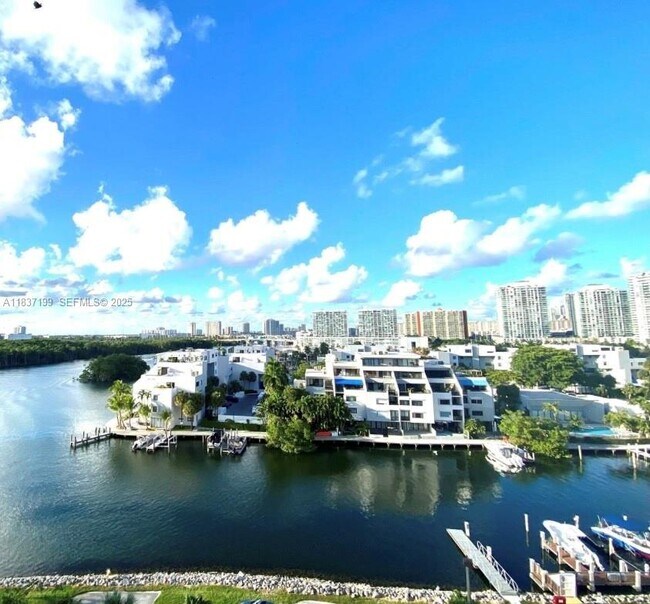 Building Photo - 400 Kings Point Dr