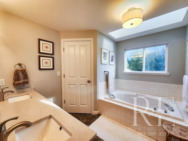 Building Photo - Elegant Silverdale Home with Private Backyard Oasis