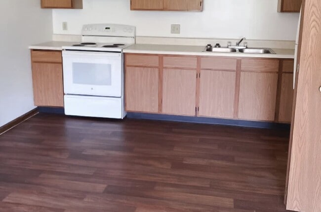 Building Photo - 505 Oakview Dr