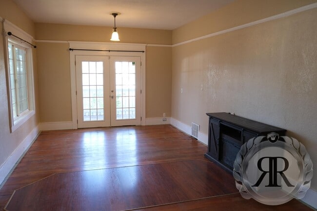 Building Photo - Gorgeous 4bd 1.5bt Home Next to YVC!