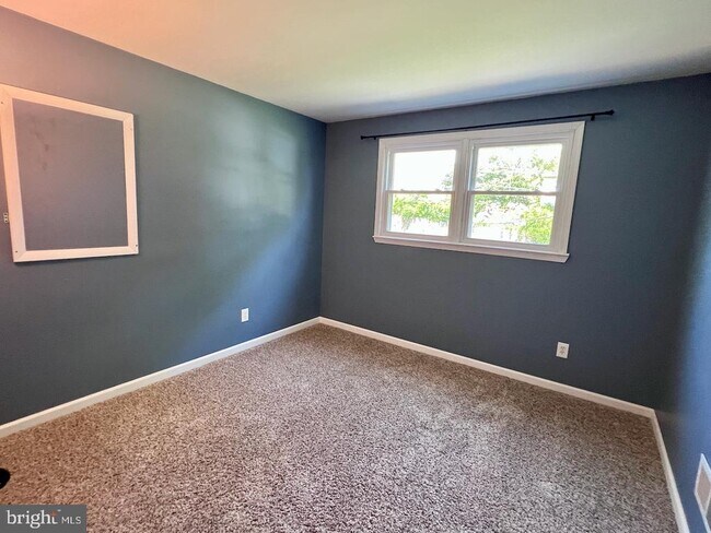 Building Photo - 2208 Jamaica Dr