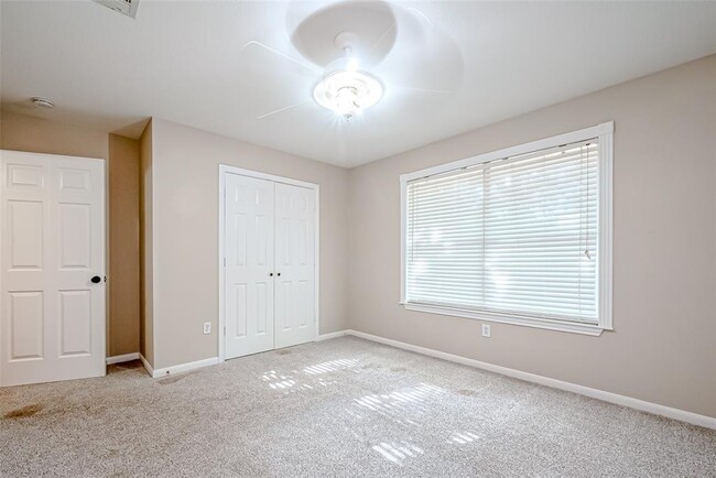 Building Photo - 7135 Woodland Oaks