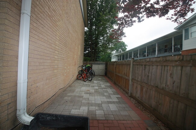 Building Photo - 1624 Greenwood Rd