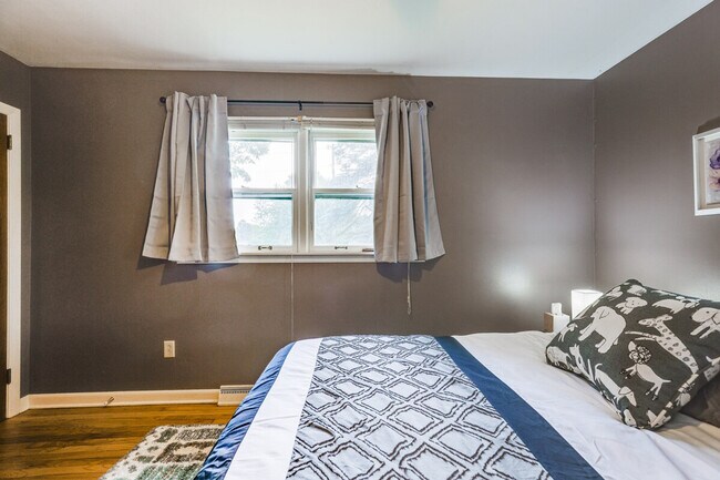 Building Photo - 2 Deo St