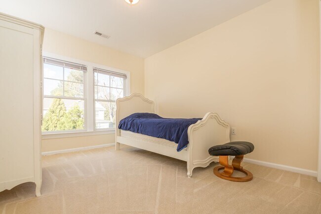 Building Photo - Updated Condo in Norfolk