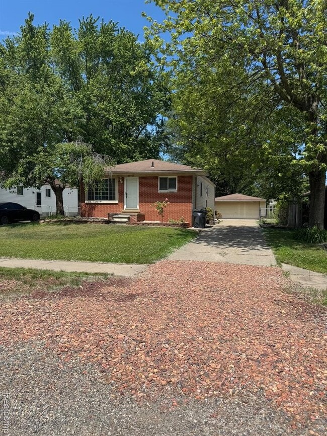 Building Photo - 24755 Trombley St