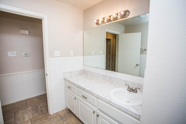 Building Photo - Beautiful 3/2 with a Bonus Room!