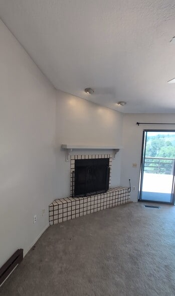 Building Photo - 4944 Summit Cir