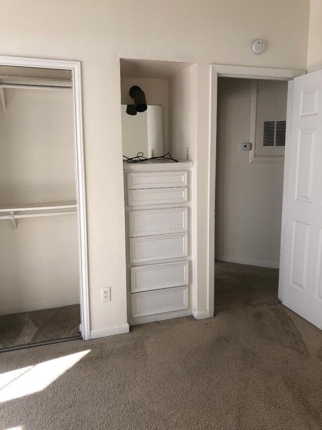 Building Photo - 915 W 23rd St