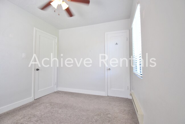 Building Photo - 1068 Crescent Dr