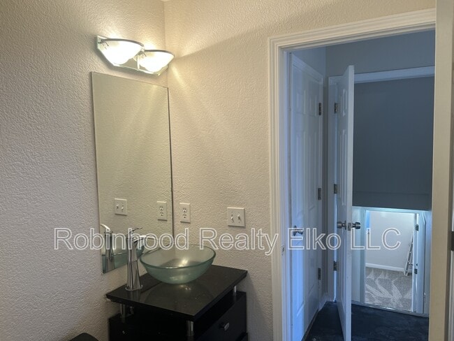 Building Photo - 1515 Glenmoor Dr