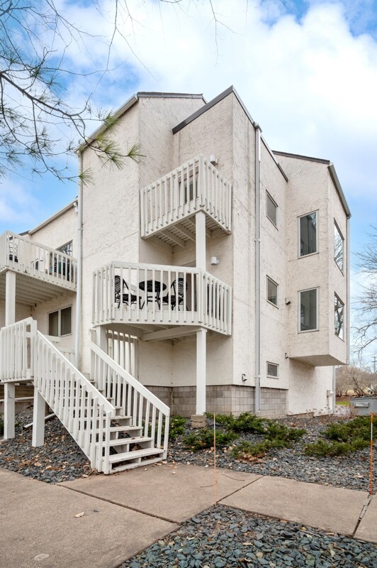 Building Photo - 3022 Lake Shore Dr