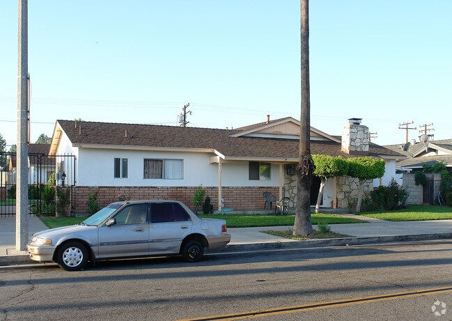 Primary Photo - 2132 E Almont Ave