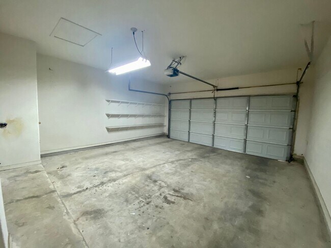 Building Photo - 3 Bedroom Townhouse Condo-North Austin!