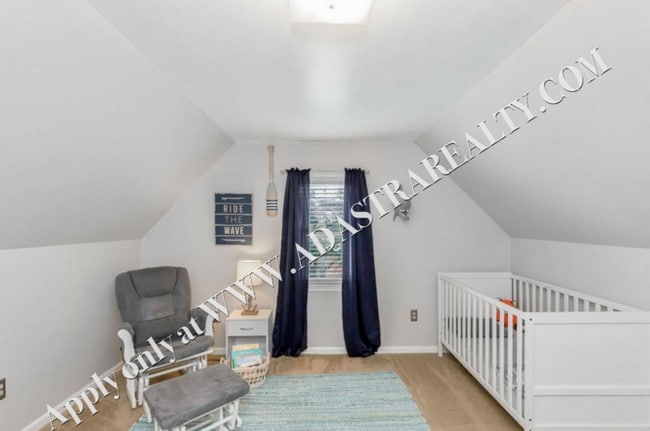 Building Photo - Inviting 3 Bedroom Close to Everything-Available in MAY!!