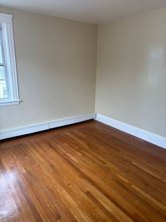 Building Photo - 121 Ledge St