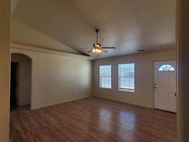 Building Photo - 3 bed 2 Bath near Canyon View