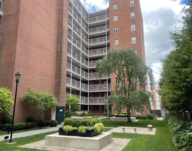 Building Photo - 700 Summer St