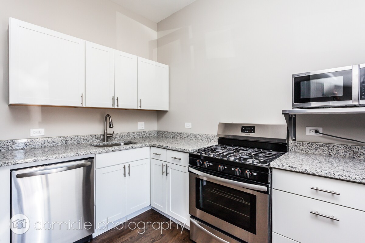 Building Photo - 1057 W Cornelia Ave