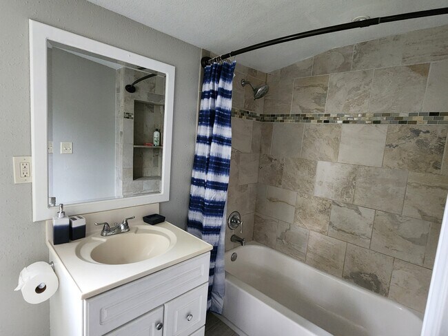 Building Photo - 810 4th Ave NW