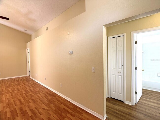 Building Photo - 526 Pine Cone Dr