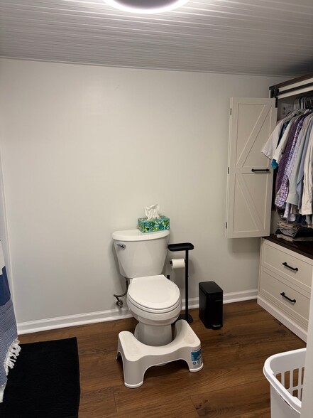 Building Photo - 7252 Thomas Dr