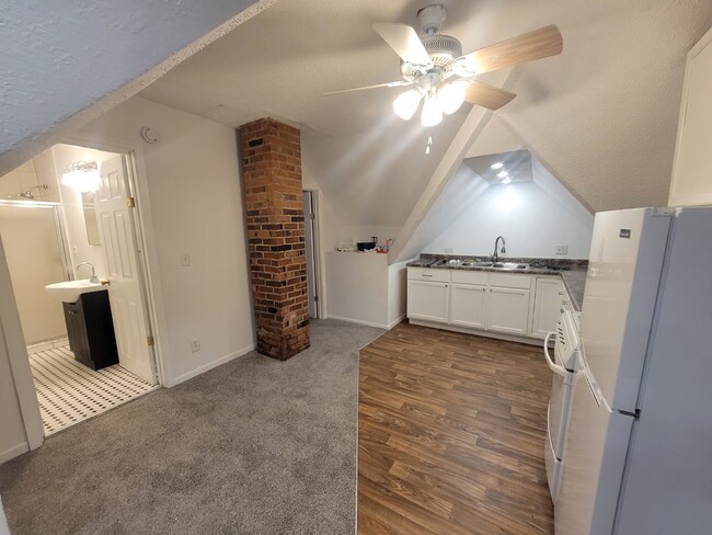 Building Photo - New carpet, new paint. 1 bedroom in upper ...