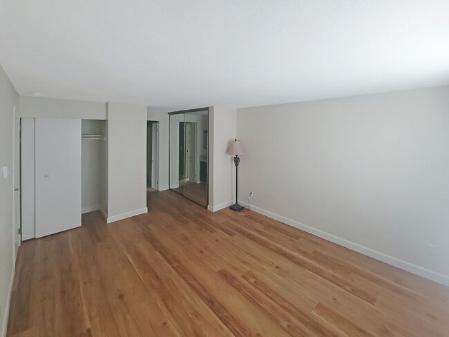 Building Photo - View of Renton Valley 2b/1.5ba Condo ***COMING SOON***