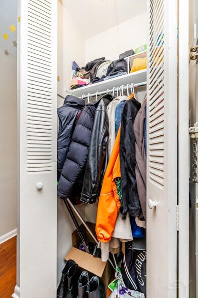 Building Photo - 607 W Wrightwood Ave